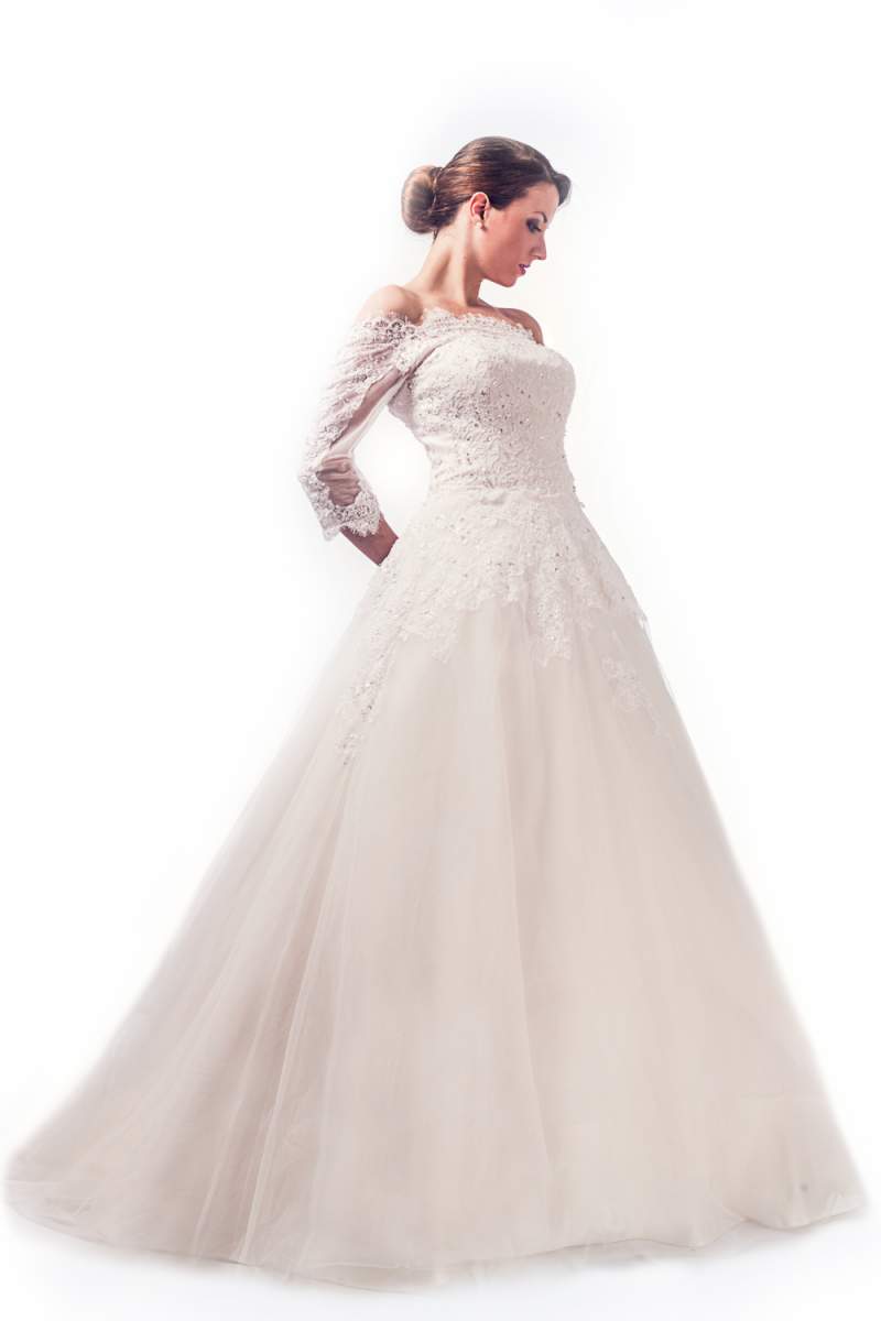 Robe de mariée féminine en dentelle ornée de sequins col bateau en Haute Garonne