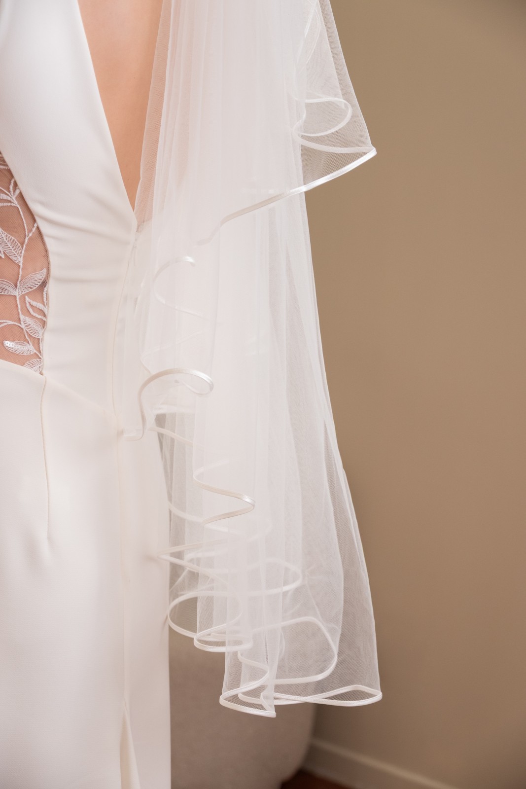 Voile court avec bordures satinée