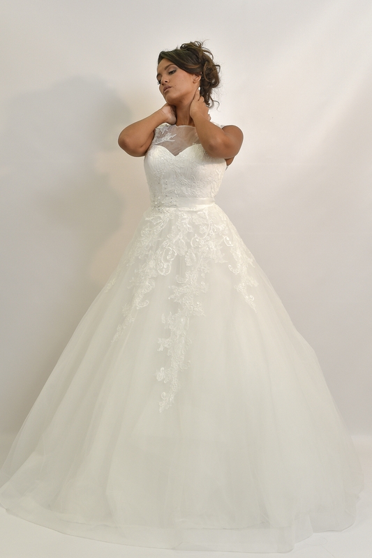 Acheter robe de mariée bijou perle voilage décolleté dos Toulouse