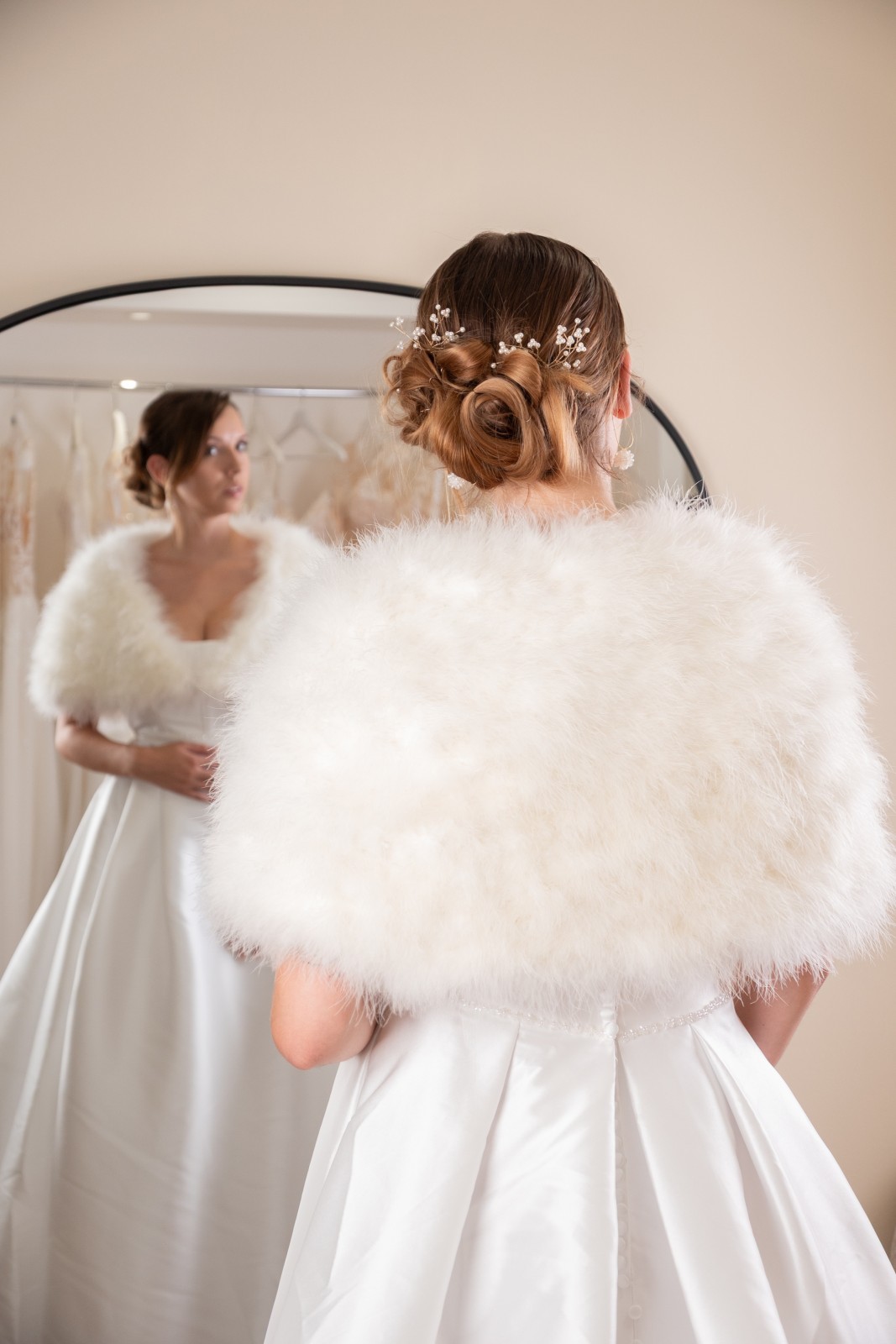 Étole de mariée en fausse fourrure – touche chic et élégante