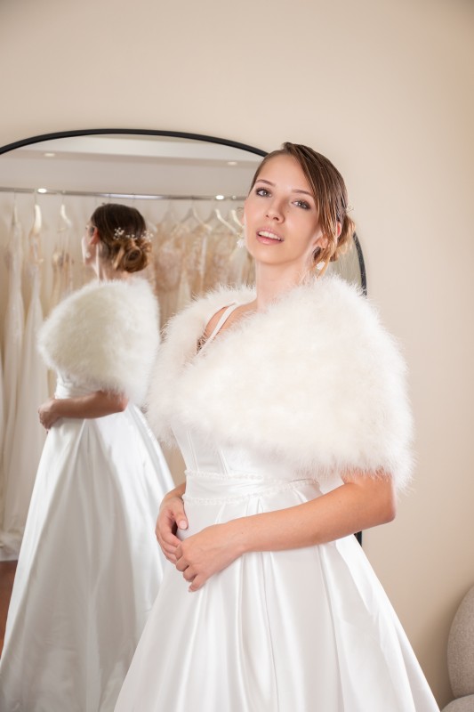 Étole de mariée en fausse fourrure – touche chic et élégante