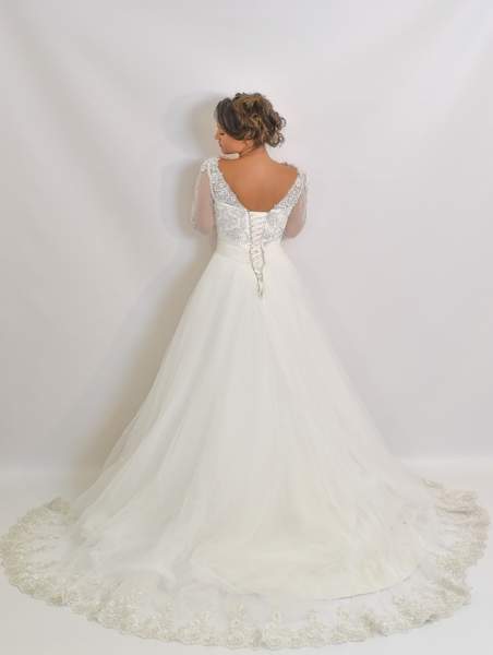 Robe de mariée buste et manches 3/4 et longue traine en dentelle en Midi Pyrénées