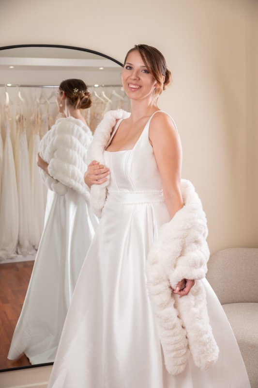 Devant de l'écharpe effet fourrure blanche