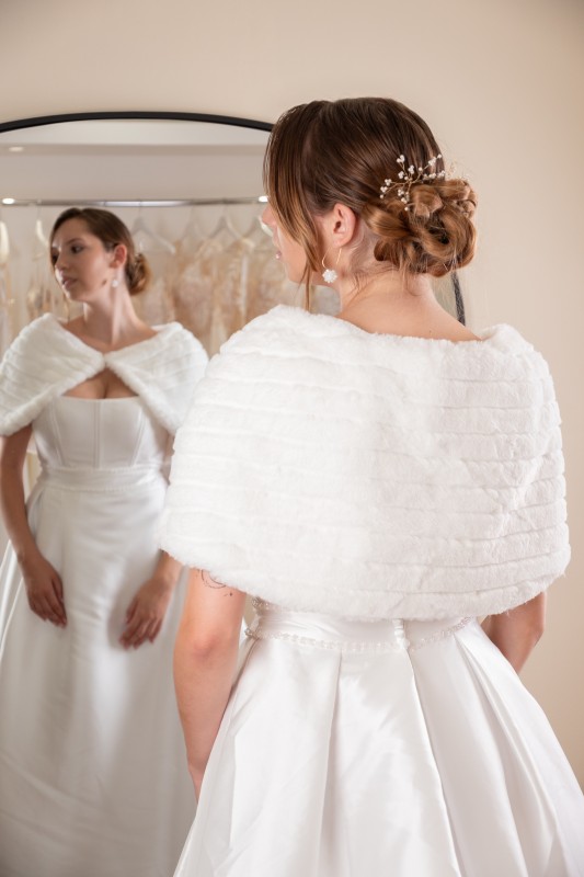 Dos de l'étole en fausse fourrure