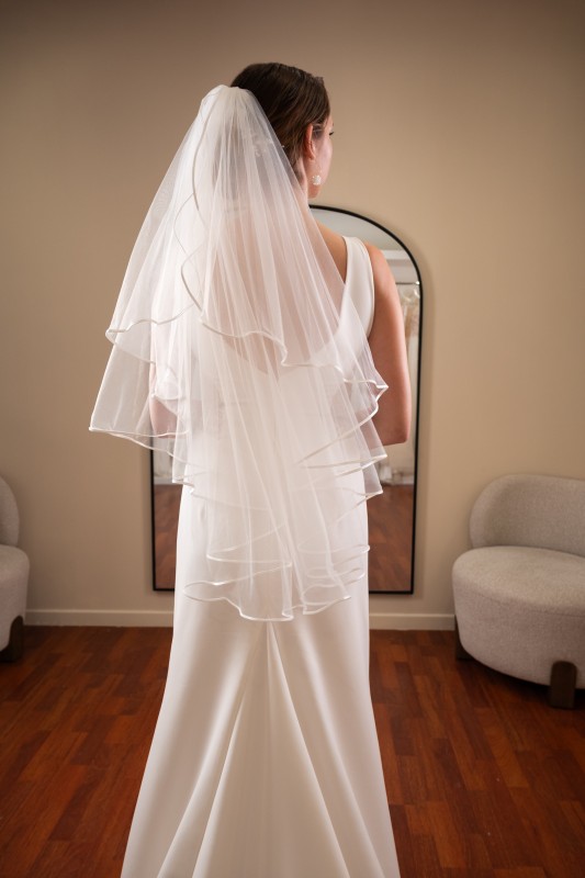 Voile court avec bordures satinée